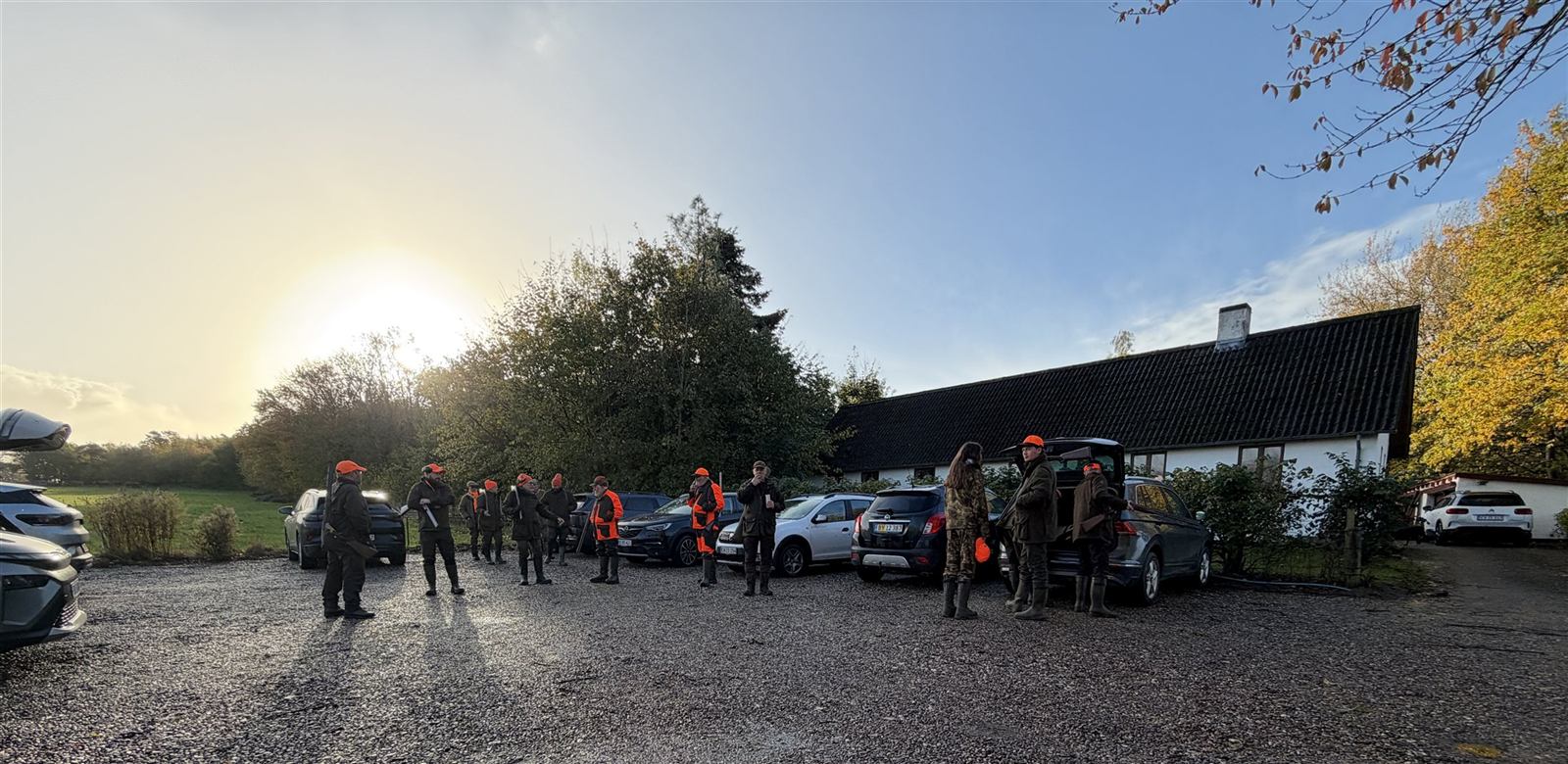 Deltagerne samles ved Holbækgård Jagthus inden godsjagten